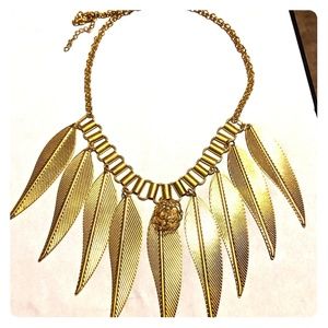 Golden feather pattern necklace